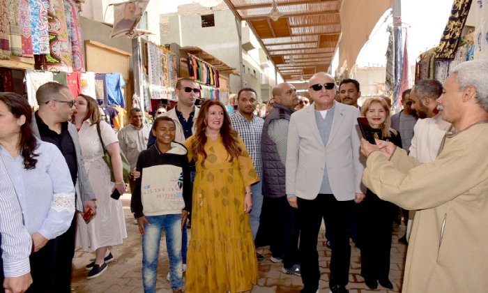 محافظ الأقصر والسفيرة الأمريكية يتفقدان مشروعات «إحياء إسنا التاريخية» بعد فوزها بجائزة الآغاخان 2025