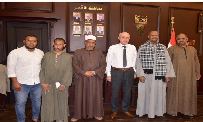 محافظ الأقصر يستقبل وفد قرية الدقيرة لعرض احتياجات القرية ويوجه