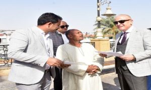 محافظ الأقصر يوجه بتقسيط مبلغ تقنين أرض لمواطن إسناوي وتسهيل السداد