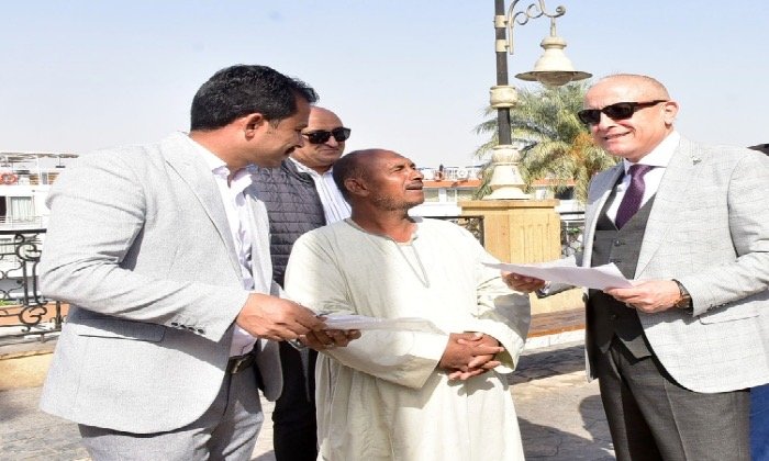 محافظ الأقصر يوجه بتقسيط مبلغ تقنين أرض لمواطن إسناوي وتسهيل السداد