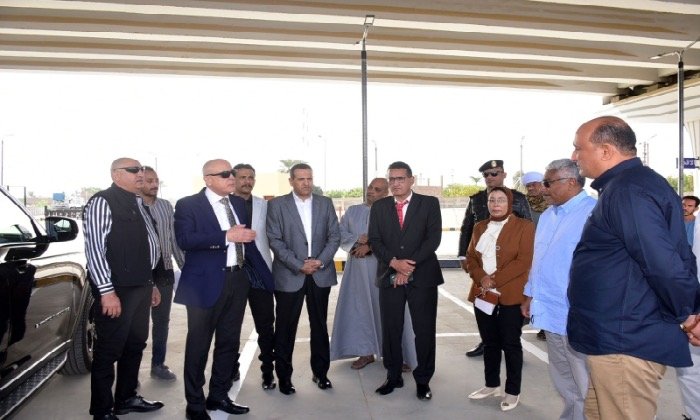 محافظ الأقصر يتفقد عدداً من أحياء مدينتي الأقصر والقرنة في جولة موسعة