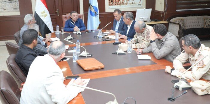 استعدادًا لفصل الشتاء.. محافظ البحر الأحمر يوجّه بسرعة صيانة مصارف الأمطار بالغردقة