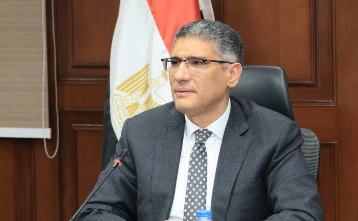 محافظ الجيزة يبحث الفرص الاستثمارية بمركز الواحات البحرية