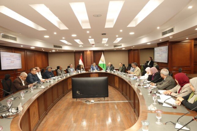 محافظ الجيزة يعقد اللقاء الأسبوعي للاستماع إلى شكاوى المواطنين بأحياء العجوزة والدقي والهرم