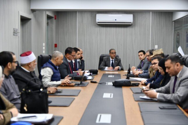 محافظ الفيوم يتابع أعمال فتح وانتظام جميع لجان التصويت أمام الناخبين