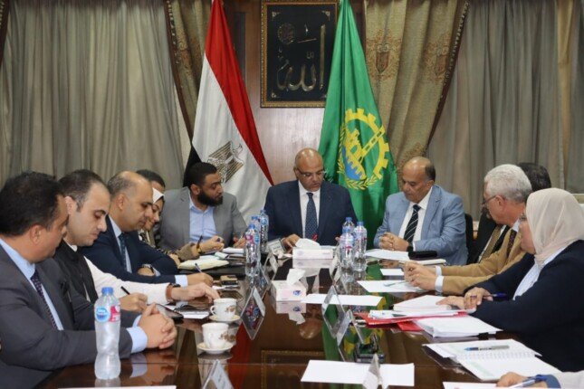 محافظ القليوبية يعقد اجتماعا لمتابعة منظومة النظافة بشبرا الخيمة والخصوص