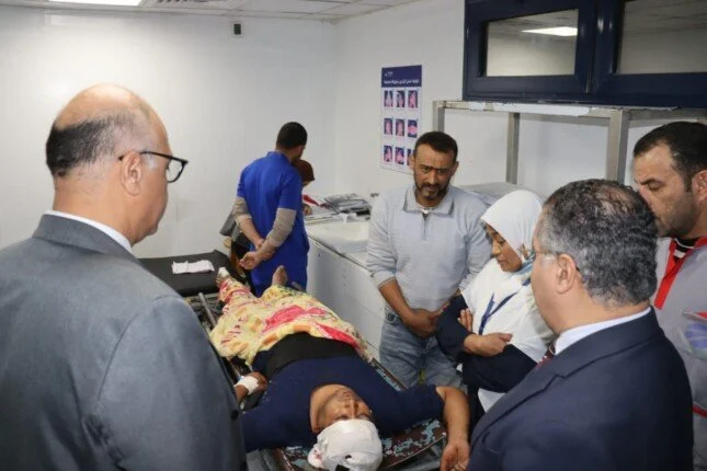 محافظ القليوبية يزور مصابي انهيار الشدة الخشبية بكفر الجزار