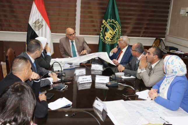 محافظ القليوبية يناقش الإنتهاء من إعداد المخطط التفصيلي لمنطقتي العكرشة الصناعية وأرض جمعية النصر بالخانكة