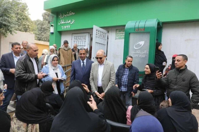 ​"لا تكدس ولا تأخير".. محافظ المنيا يتابع انتظام سير العمل بمكتب بريد بني محمد سلطان
