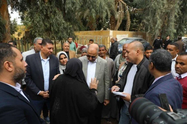 محافظ المنيا يلتقي الأهالي بـ "بني محمد سلطان".. توجيهات فورية لخدمة المواطنين وتكريم للأسر الأولى بالرعاية