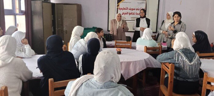 محافظ بني سويف يؤكد أهمية تواصل القوافل الثقافية للتوعية بالقضية السكانية