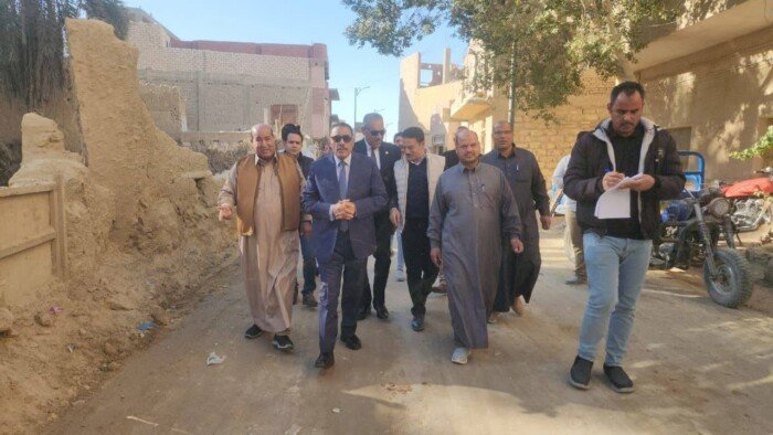 محافظ مطروح يتفقد تطوير طريق الظافرية الدكرور بسيوة