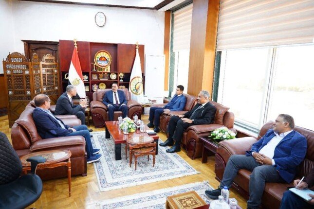 محافظ مطروح يستقبل رئيس شركة كهرباء البحيرة لبحث خطط رفع كفاءة الخدمة