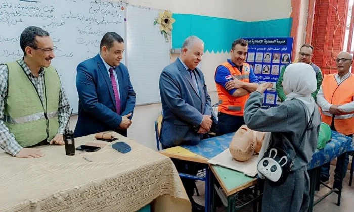 مدير تعليم الفيوم يتابع تدريب الإسعافات الأولية بمدرسة المحمدية