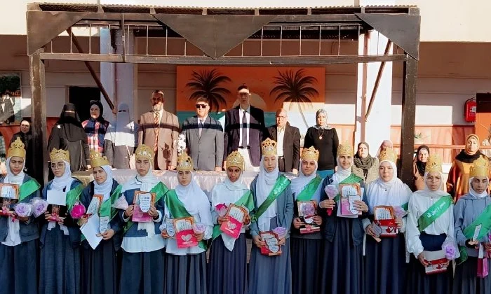 مدير تعليم الفيوم يكرم 16 طالبة من حفظة القرآن الكريم