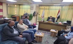 مدير صحة قنا يبحث أداء المستشفيات مع الفريق العلاجي