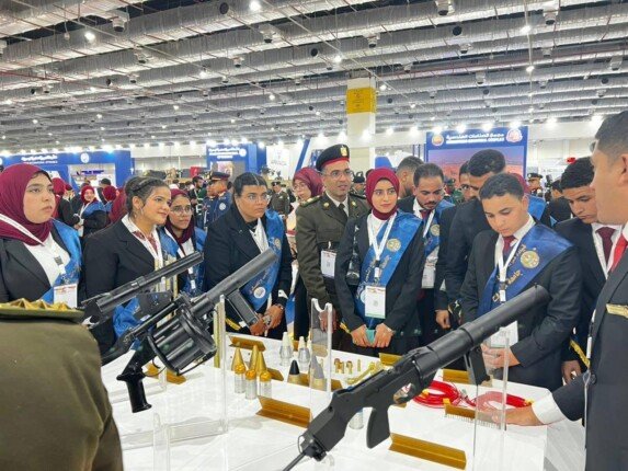 كلية الحاسبات والذكاء الاصطناعي بجامعة مطروح تشارك في زيارة علمية لمعرض الصناعات الدفاعية EDEX 2025