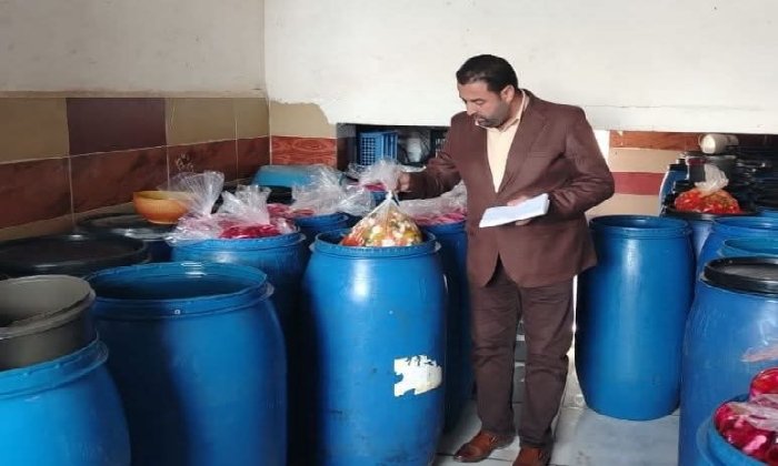 قبل تداوله بالأسواق.. مصادرة طن ونصف مخلل مجهول المصدر في البحيرة