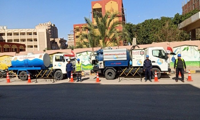 مياه سوهاج تشار بتمركز سيارات خدمات مياه الشرب والصرف الصحى بالقرب من اللجان العامة للانتخابات