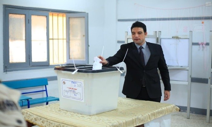 نائب محافظ سوهاج بعد الإدلاء بصوته في انتخابات النواب: المشاركة الانتخابية عهدٌ مع الوطن