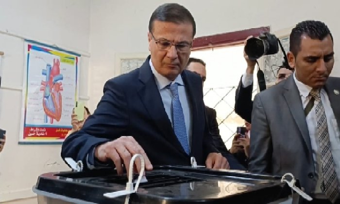 وزير الزراعة يُدلي بصوته في جولة الإعادة بانتخابات مجلس النواب بالإسكندرية