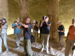 وفود سياحية متعددة الجنسيات تزور المناطق الأثرية بالمنيا خلال الموسم السياحي المتميز