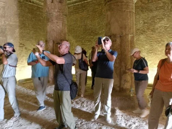 وفود سياحية متعددة الجنسيات تزور المناطق الأثرية بالمنيا خلال الموسم السياحي المتميز